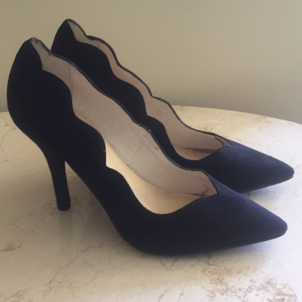 Black Scallop Chinese Laundry Pumps